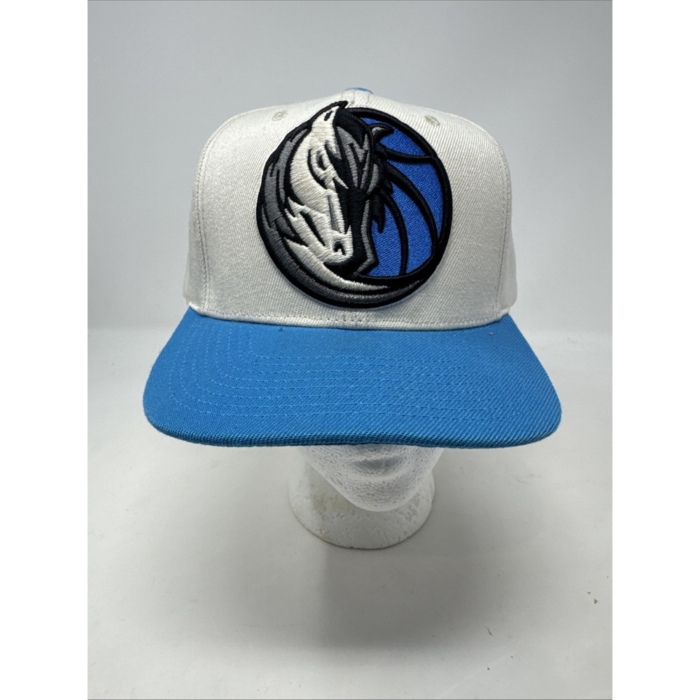 Mitchell & Ness Dallas Mavericks Team Ground 2.0 White Adjustable Snapback Hat